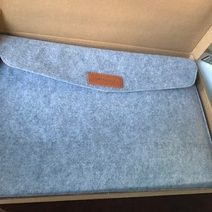 Amazon Basics 15.4” gray felt laptop sleeve